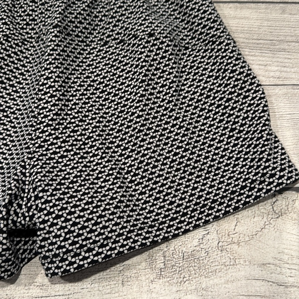 🍋Women’s Lululemon On The Fly Short 2.5” size 4 monochromatic black🍋 - Picture 12 of 16